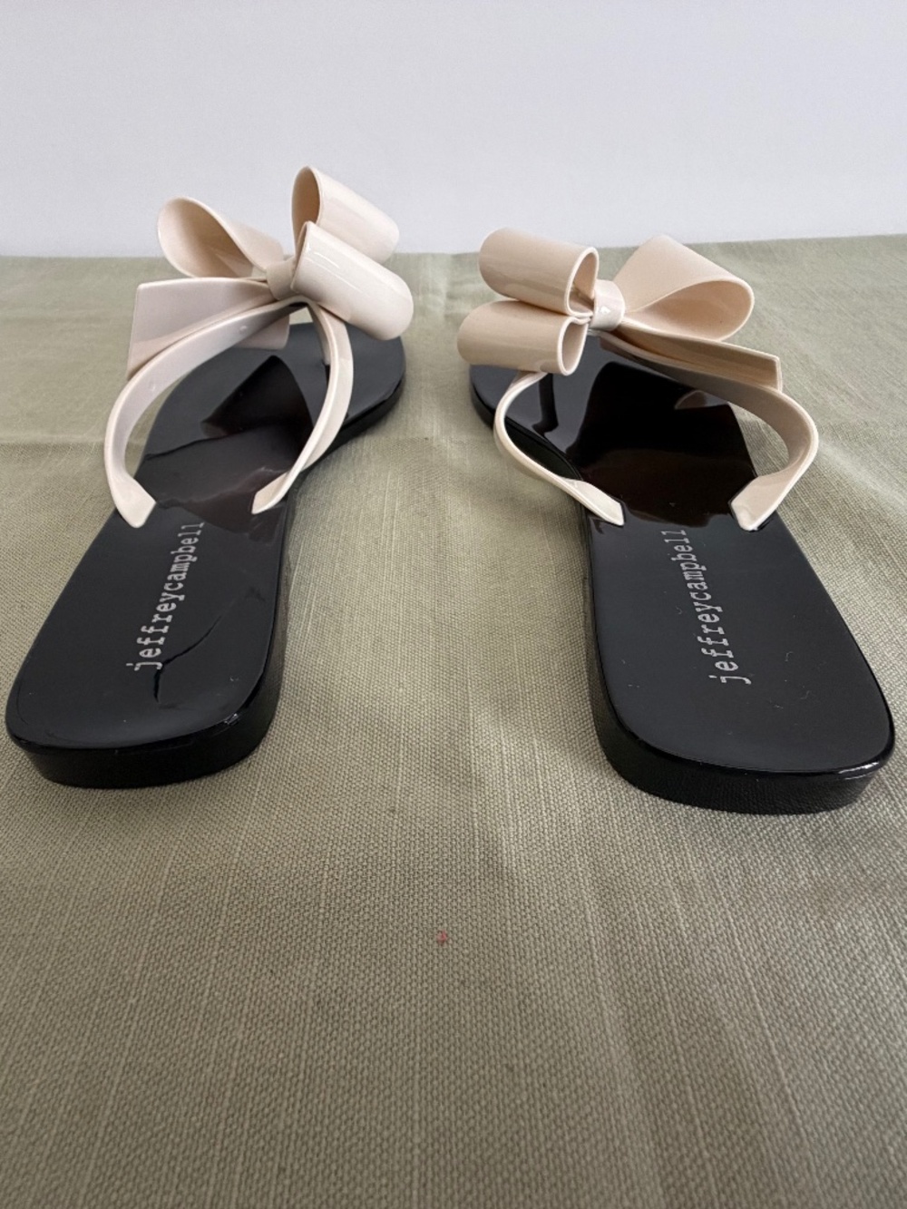 Jeffrey Campbell Black/Ivory Patent Leather thong sandal with bow Size 8